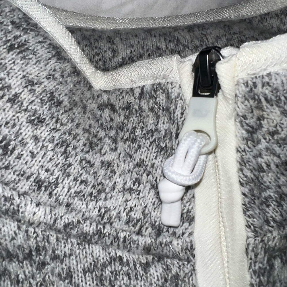 NWT Women’s Vineyard Vines Light Heather Gray Fleece Vest Size Small 🤍🐳🩷 - Picture 6 of 8